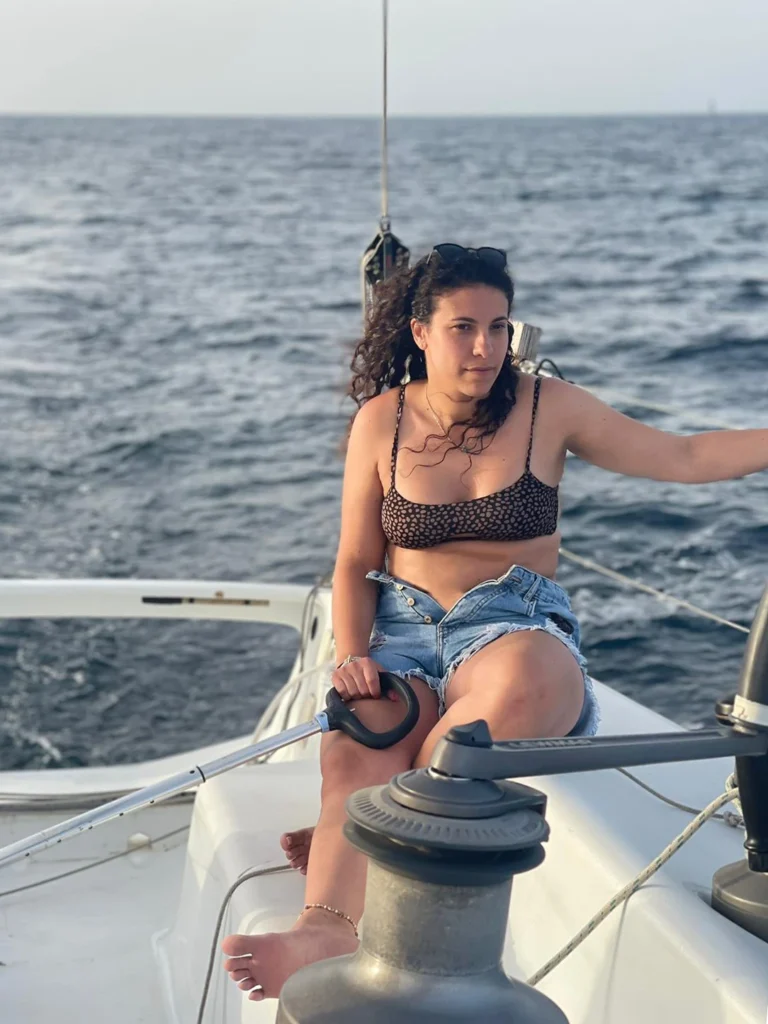 Claudia al timone di querida a favignana